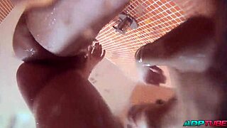 un dildo gigante las vuelve locas bajo la ducha mojada, lamiendo pussies jugosas y cabalgando duro