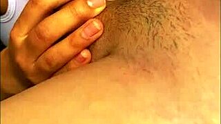 Madrastra De Amiga Se Arrodilla Con Labios Hinchados Lista Para Leche