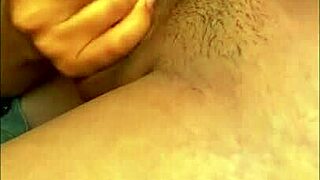 Madrastra De Amiga Se Arrodilla Con Labios Hinchados Lista Para Leche