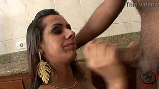 minha empregada me flagrou de pau duro e me fodeu no cu sem camisinha