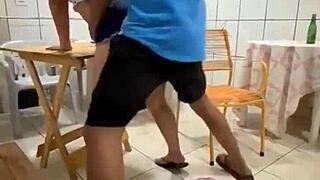 Apostei a buceta da minha esposa no bilhar e perdi ela deixou ele gozar dentro