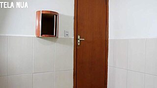 foi pro quarto do hotel pedir toalha mas novinho queria meter na camareira latina e fodeu gostoso anal com a mommy mary redqueen