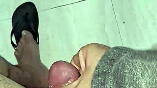 meu pauzinho minúsculo esquentando até gozar tudo