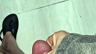 meu pauzinho minúsculo esquentando até gozar tudo