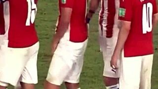 ever seen bultos on those colombian futbolistas bulging in paraguay match?