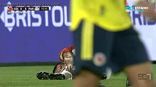 ever seen bultos on those colombian futbolistas bulging in paraguay match?