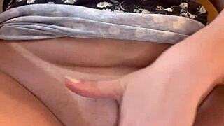 Bucetao com marquinha de bronze se masturba devagar para o marido da vizinha