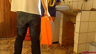 dona de casa casada usa buceta pra pagar técnico de máquina de lavar