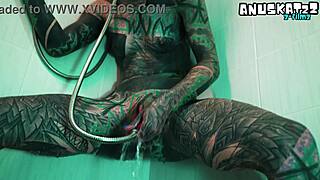 Solo teen masturbates with shower wand toy in bath