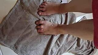 washing my dirty feet in the bathtub feels so good