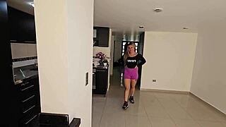 ¡la esposa cachonda de mi amigo me chupa la verga mientras él no mira!