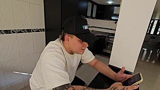 ¡la esposa cachonda de mi amigo me chupa la verga mientras él no mira!