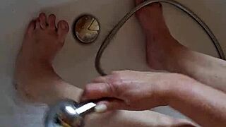 washing my dirty feet in the bathtub feels so good