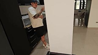 ¡la esposa cachonda de mi amigo me chupa la verga mientras él no mira!