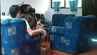 Dude spying on hermanastra fucking boyfriend in living room, she moans so hot 😈🔥💦