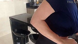 cheguei em casa vi a faxineira de legging tesão louco ofereci grana pra foder ela na hora