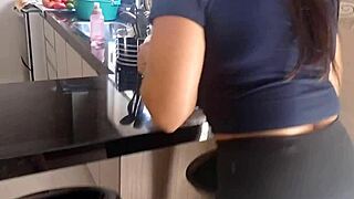 cheguei em casa vi a faxineira de legging tesão louco ofereci grana pra foder ela na hora