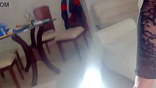 a mi madrastra le flipa mostrar su concha enorme y culo grande en este video amateur asiático.