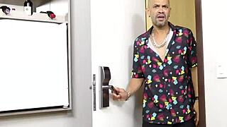 Young trans maid kauany thayna deepthroats guest bareback?