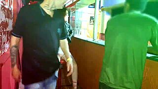 minha esposa deu pro estranho no banheiro sujo do bar e eu vi tudoo... que humilhacao deliciia