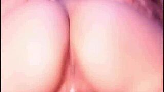 mi mejor amigo se excita tomandome fotos y terminamos follando duro en el baño