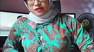 Hijab shemale strokes big cock in early morning solo