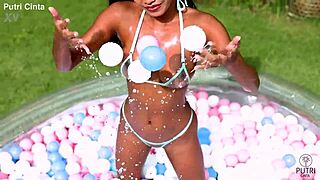 putri cinta bares her indonesian pussy by the pool