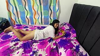 PERVERTE PADR ASTRO CLAVA VERGA EN COÑO A HIJASTRA MIENTRAS LA CUIDA!