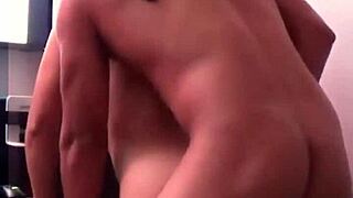 mi esposa cachonda cogiendo con el otro mientras el esposo trabaja overtime