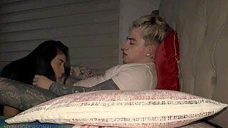 Mi hermanastra got so horny with me we fucked hard on parents bed