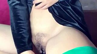 Siganjue milf in stockings vibes wet pussy to climax