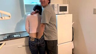夫婦が学校から帰る前にキッチンで激しいセックス。