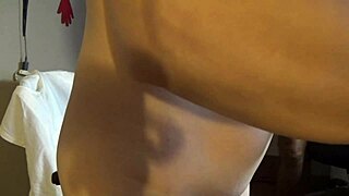 Watch amateur couple's close-up cumshot lick and pussy dive live!
