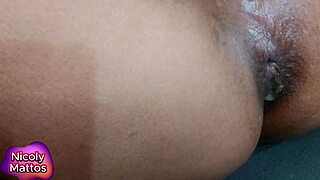 Quer ver o cuzinho dela escorrendo porra após anal sem camisinha?