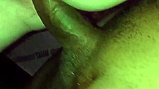 Ei, minha vizinha loira senta gostoso e rebola louca no meu pau enorme?