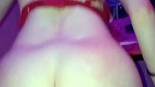 Ei, minha vizinha loira senta gostoso e rebola louca no meu pau enorme?
