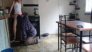 empleado lucky con jefa cachonda se la pone facil al viejo