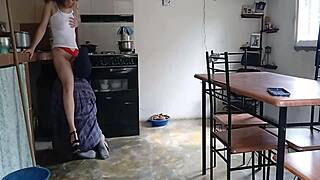 empleado lucky con jefa cachonda se la pone facil al viejo