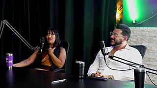como o francês conheceu a brasileira... introduzindo ele no meio liberal com ménage e diferença - casal cherie assistindo em lingerie vermelha transparente