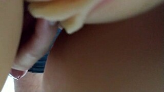 le frotto mi pequena verga en su coño gordo antes de follarla bien rico y duro