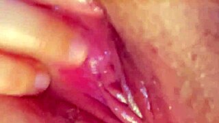 Frotando Mi Clítoris Húmedo En Primer Plano Con Juguetes Y Gemidos Intensos De Orgasmos