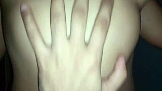 Viendo su coño apretar mi pene mientras lo monta en POV casero con orgasmo creampie.