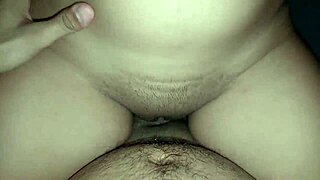 Viendo su coño apretar mi pene mientras lo monta en POV casero con orgasmo creampie.
