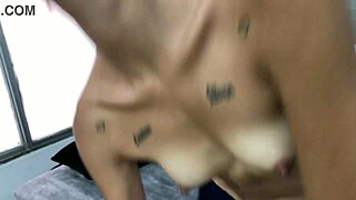 pota flaca chupando polla en el baño con ass y tits grandes