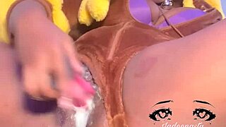 Nero - clip adulti che mostrano tonalità di pelle ebano