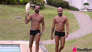duas ninfetas safadas fodem geral na festinha bem louca