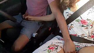 ¡Universitaria argentina se masturba con mi verga monstruosa en el taxi!