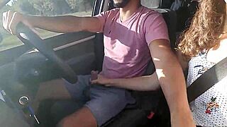 ¡Universitaria argentina se masturba con mi verga monstruosa en el taxi!