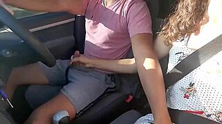 ¡Universitaria argentina se masturba con mi verga monstruosa en el taxi!