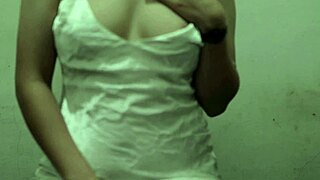 indo babe in skirt oils big ass pussy for hot solo 😍🍑
